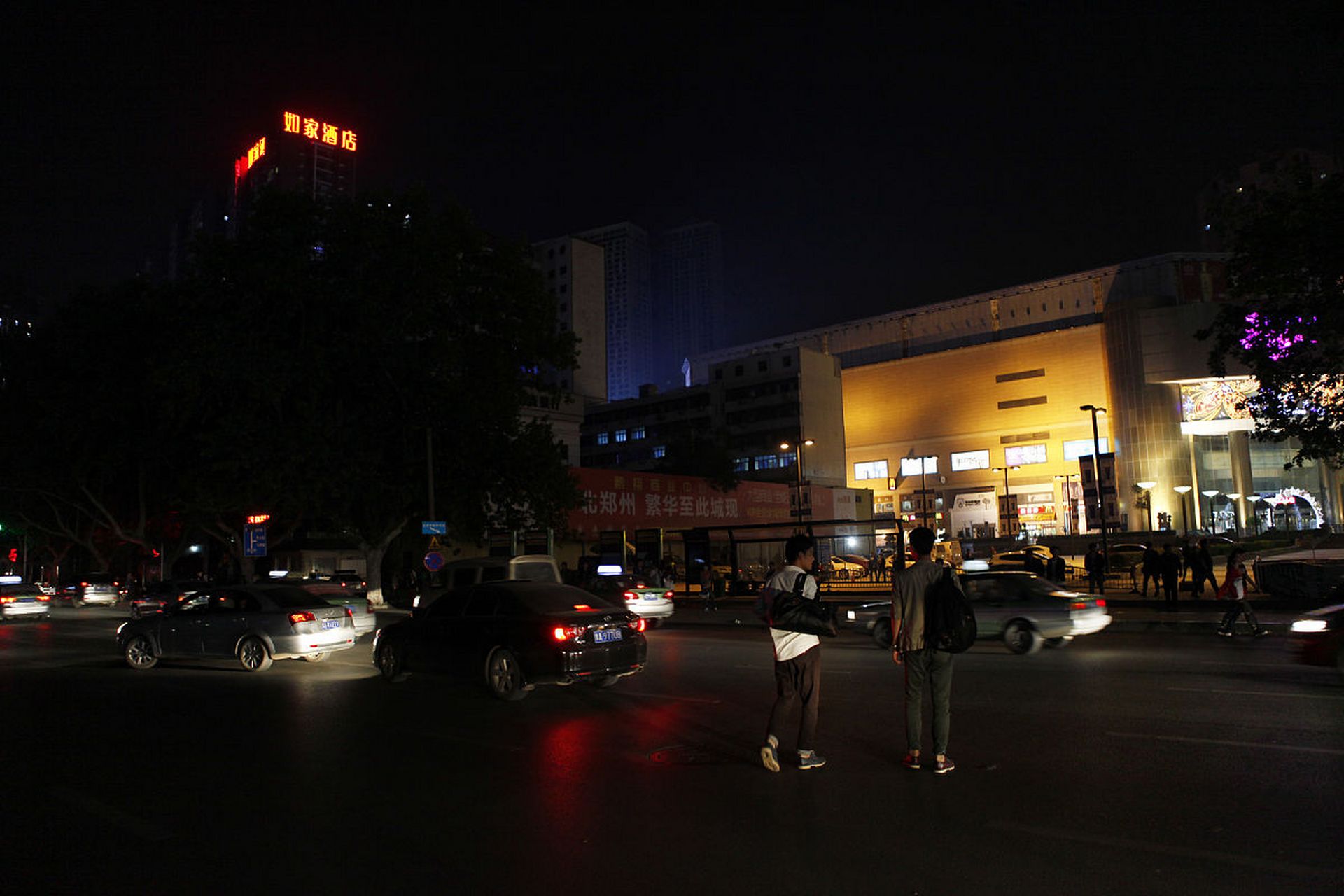 的确是这样的,不论是假期与否,选择晚上在江边压马路,的确挺不错的