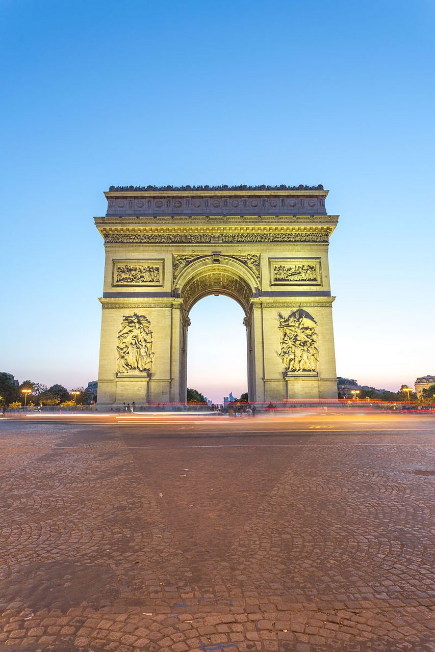 巴黎凯旋门,位于法国巴黎的戴高乐广场中央,香榭丽舍大街的西端.
