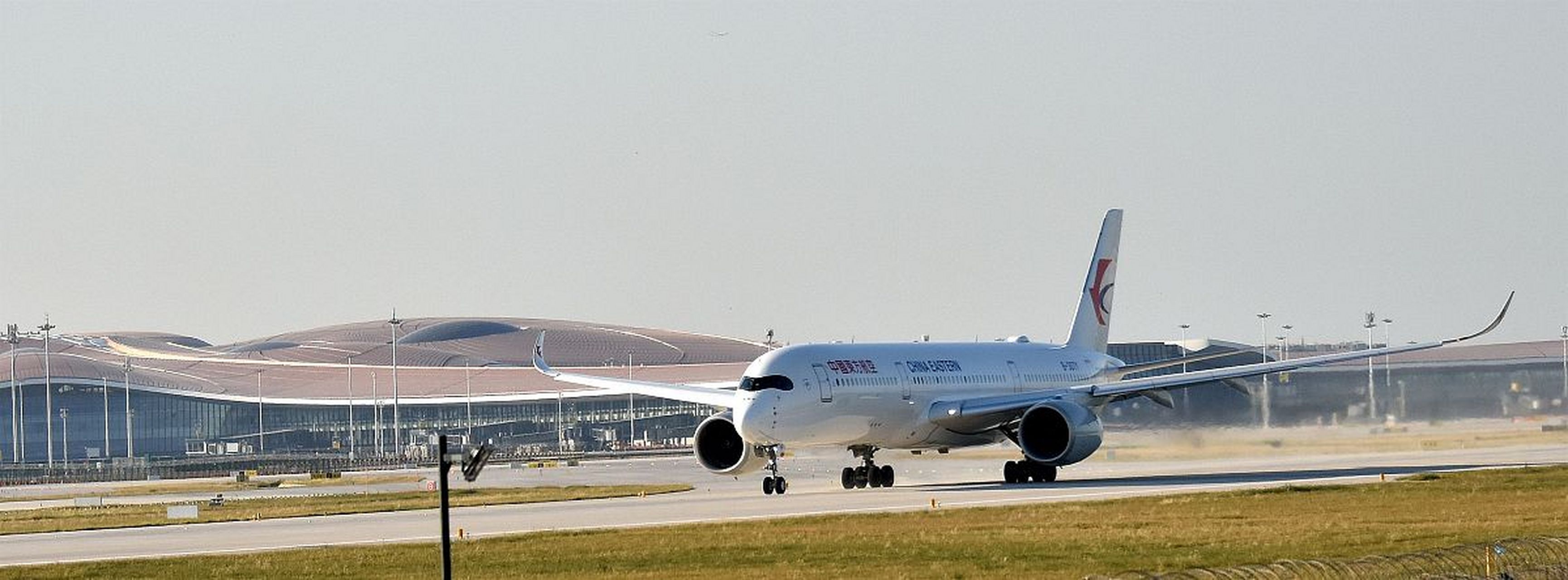 空客a350和波音787使用碳纤维复合材料的原因主要有以下几点:  1.