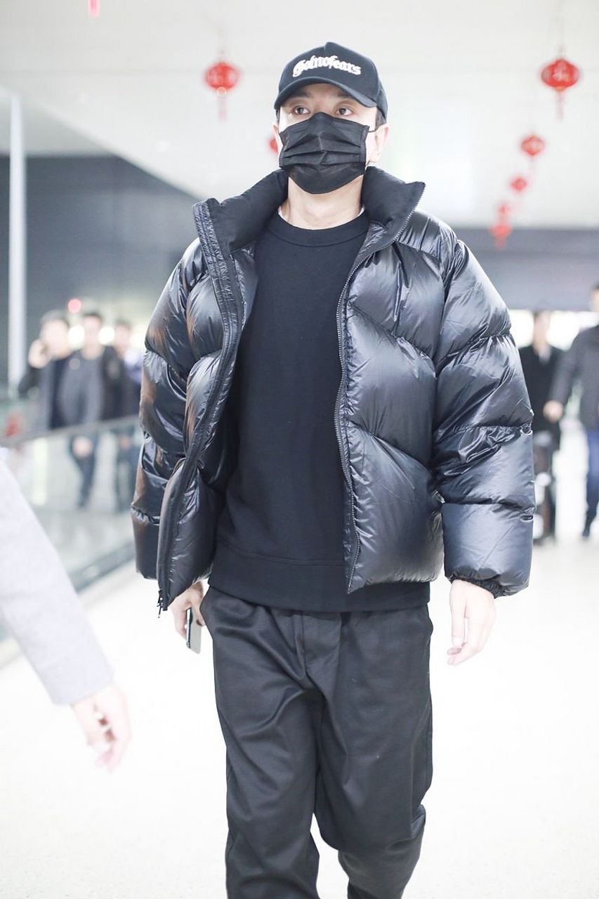 男明星耍帅甩羽绒服,场面一度十分搞笑!