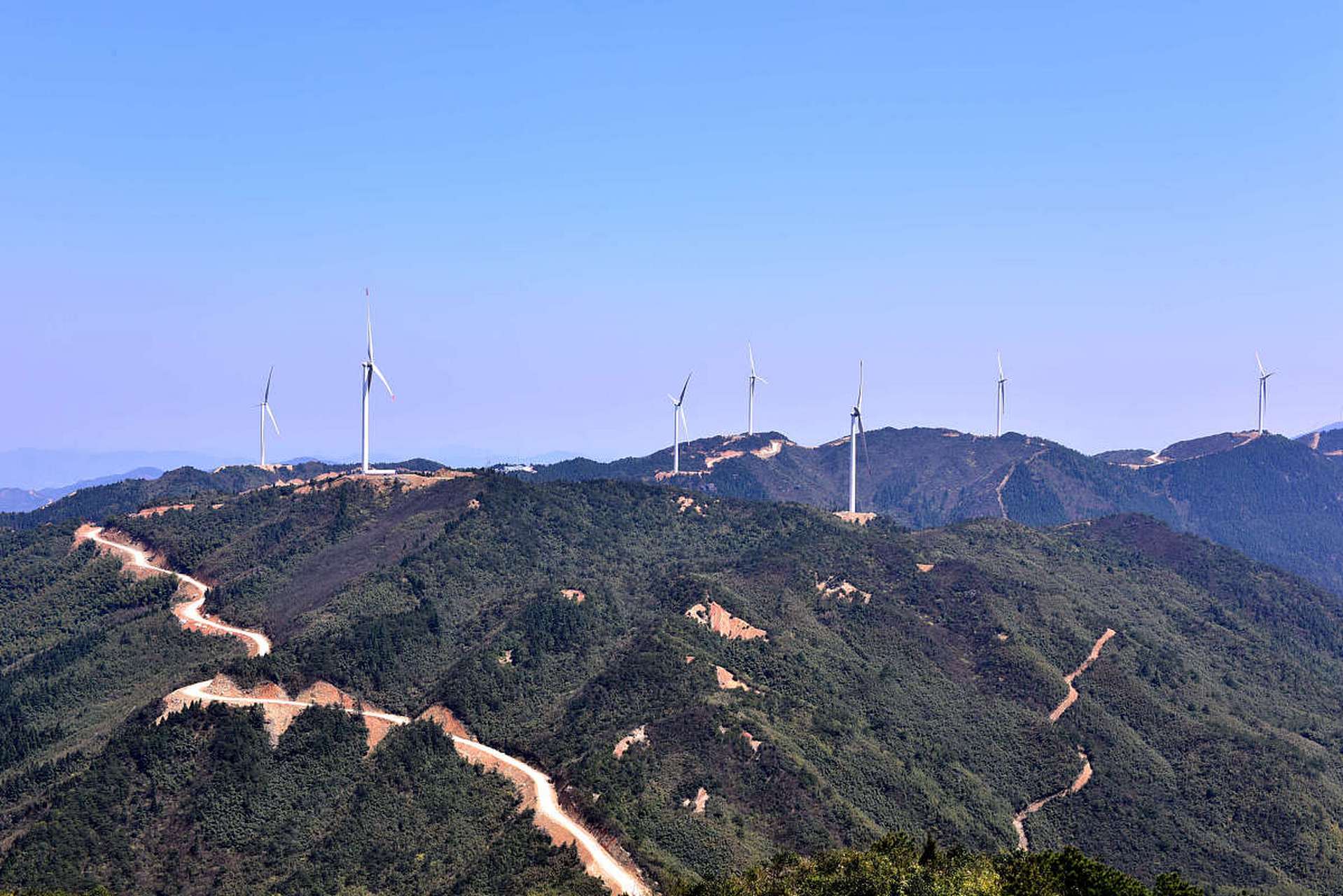 奔赴春天的旅行# 站在登芒市著名的风车山顶,我被眼前春日里的风景