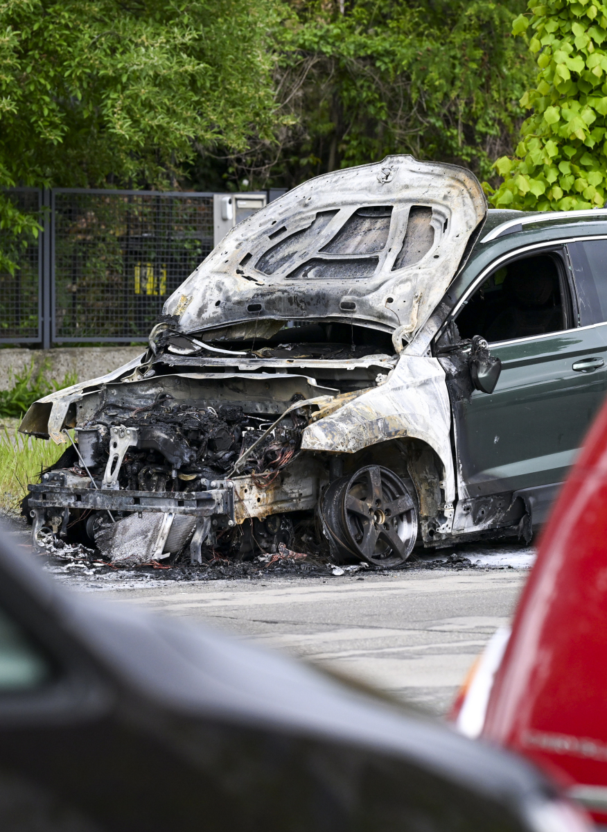哇塞!服务区内的轿车竟然突发自燃,瞬间变成了空架子!