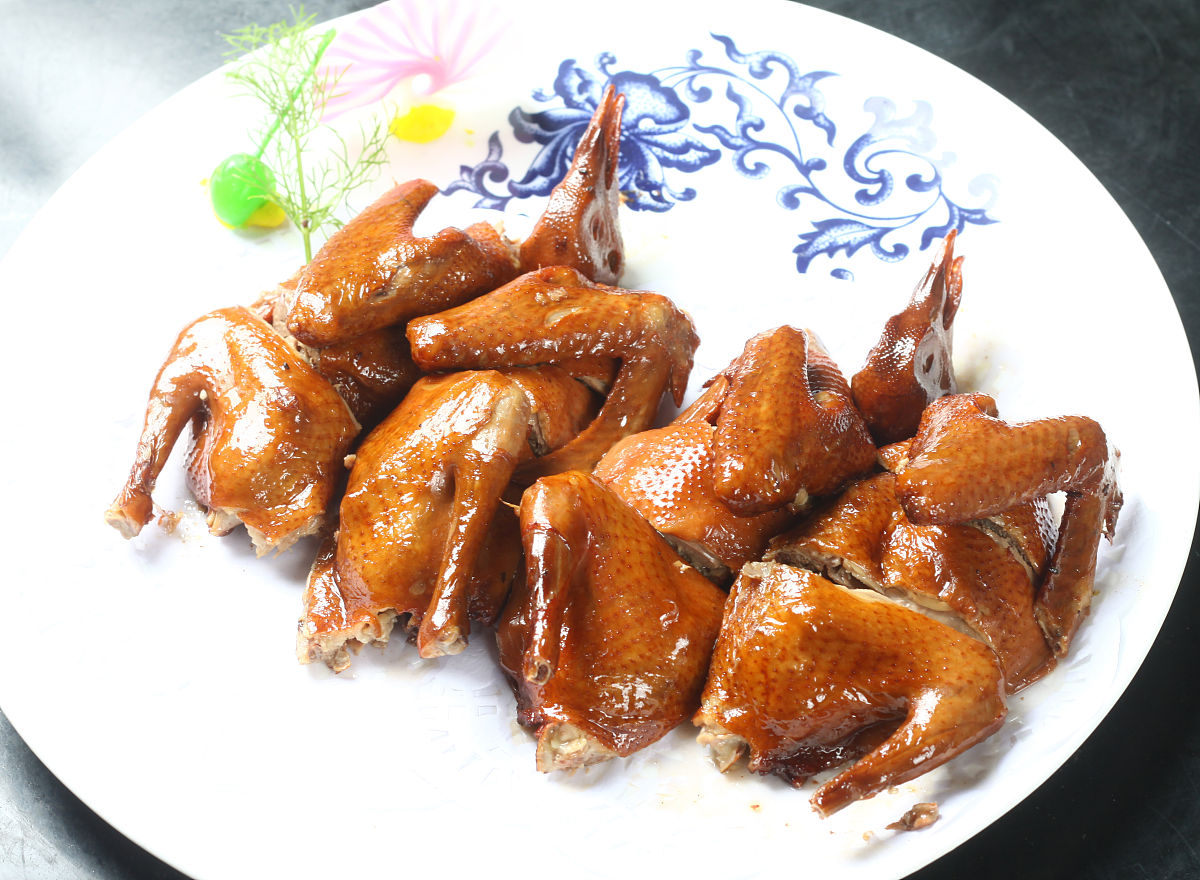 年夜饭试试这道脆皮鸽,外酥里嫩太好吃了
