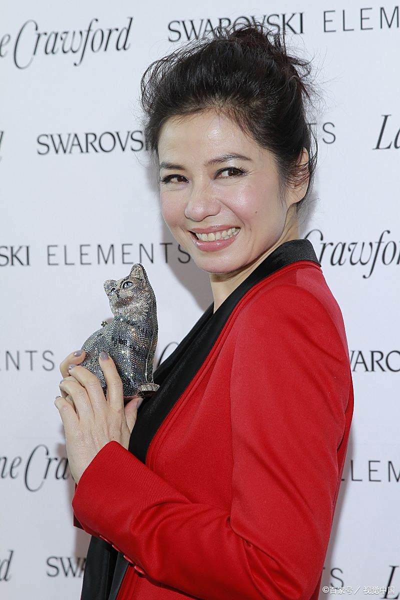 钟楚红身材火辣,媚态十足,成为性感港星代名词