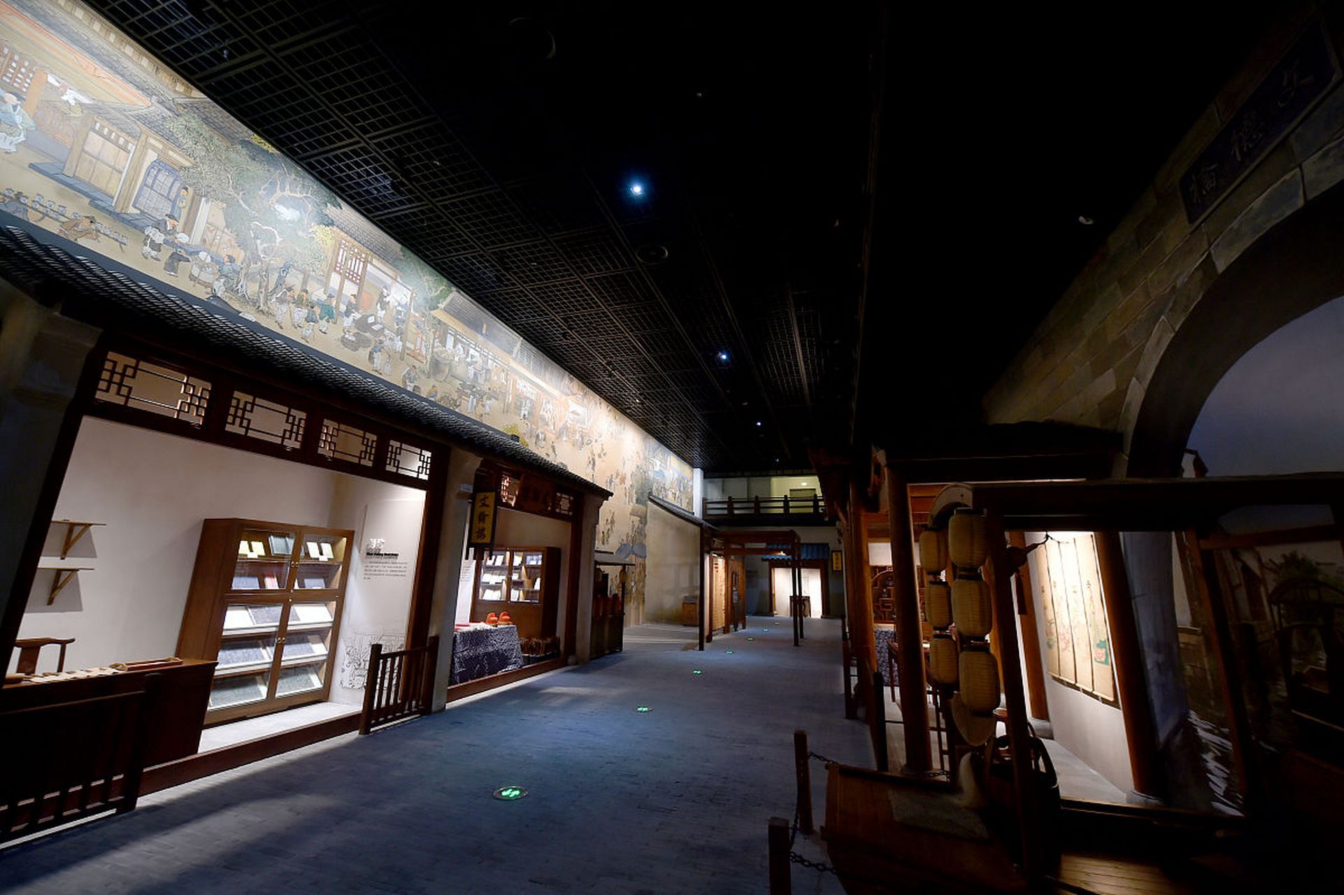 江南丝绸文化博物馆座落于南京明城墙下,是一座专注阐释江南丝绸文化