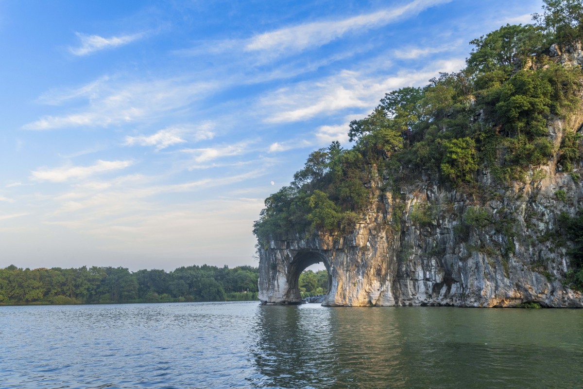 奇观漓江边,象鼻揽月色——探秘桂林象鼻山