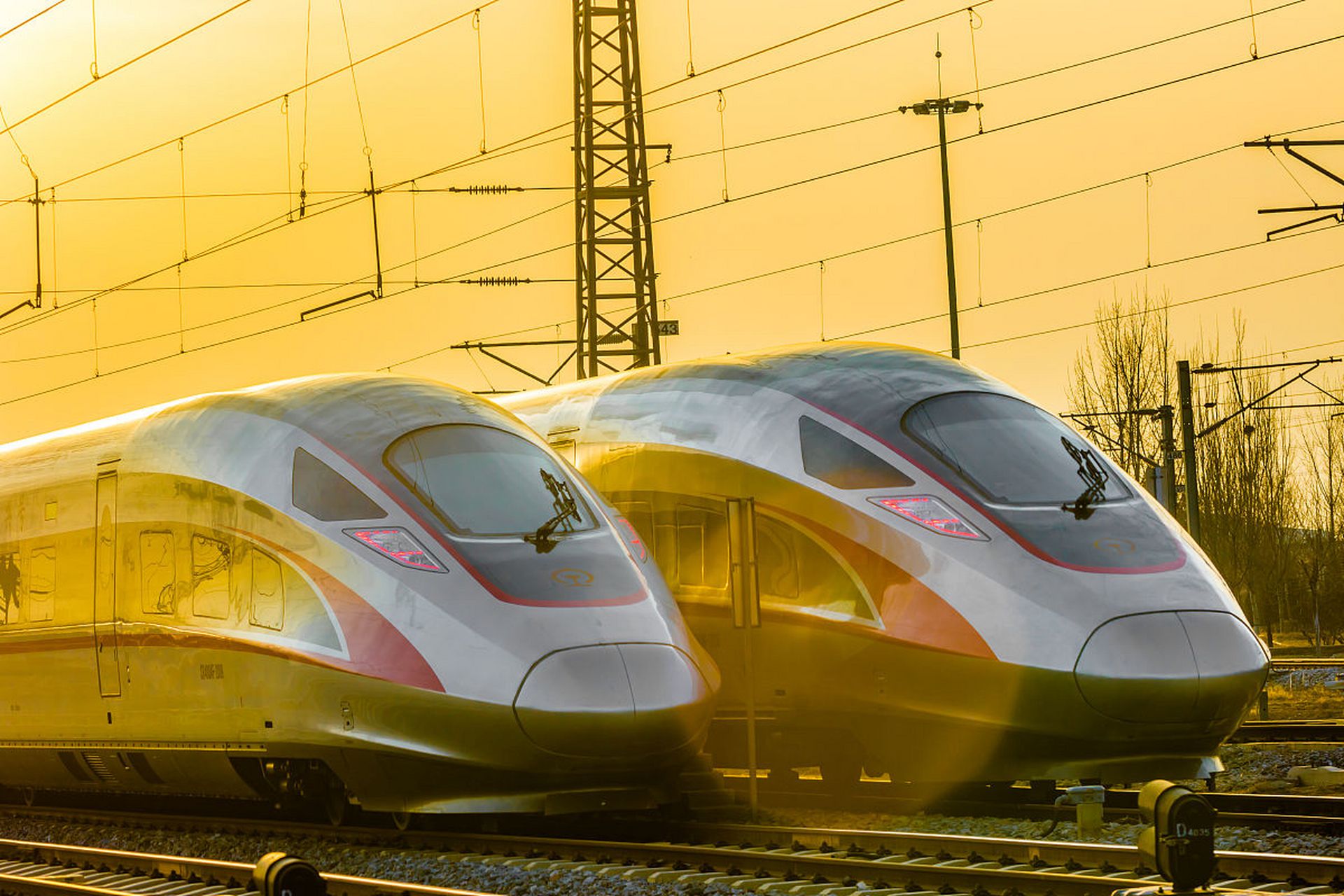 网友拍到和谐号和复兴号飙车#  这种"飙车"行为是否会影响到车辆的