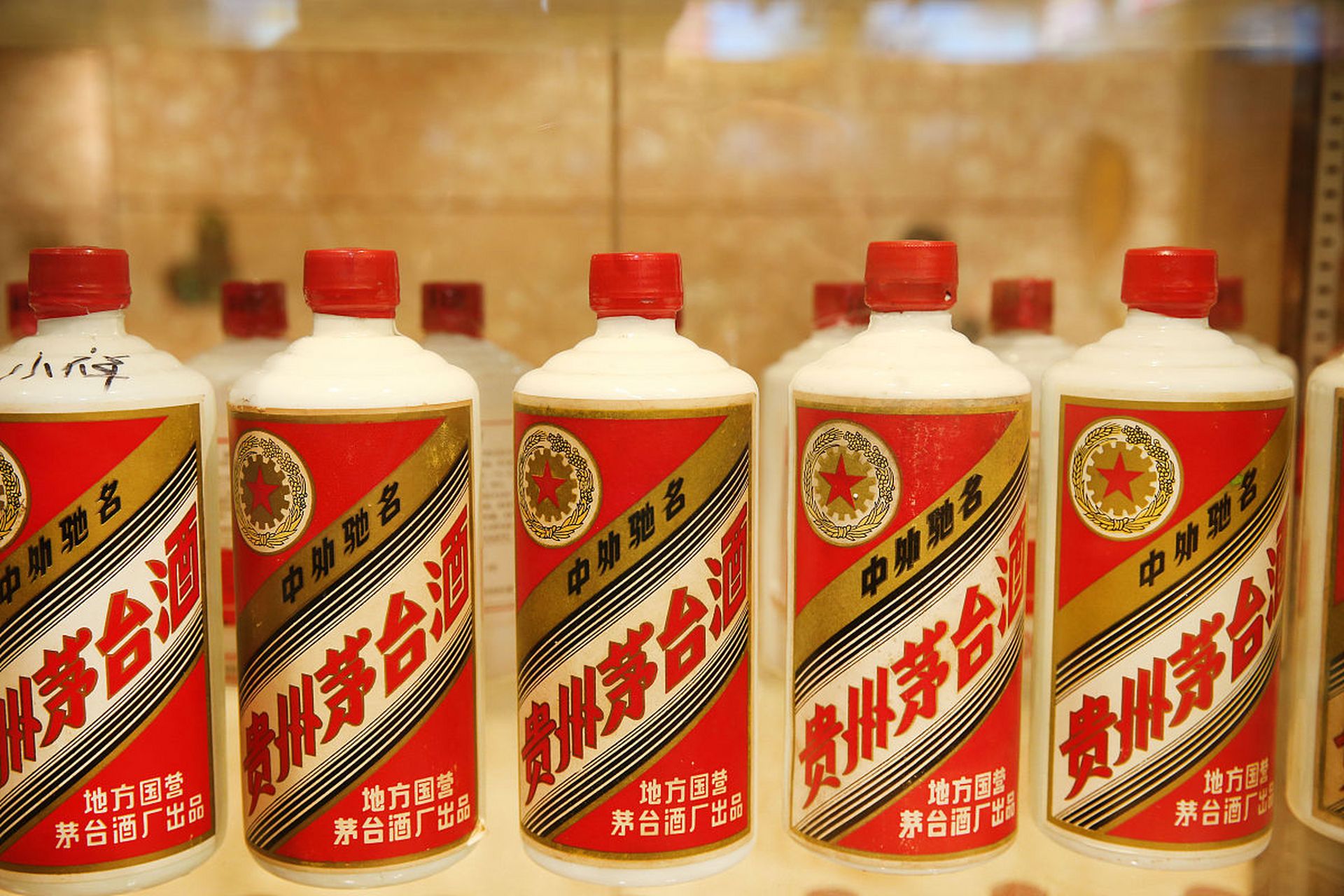 茅台酒是中国的一种高档白酒,被誉为"国酒",因其独特的酿造工艺和口感