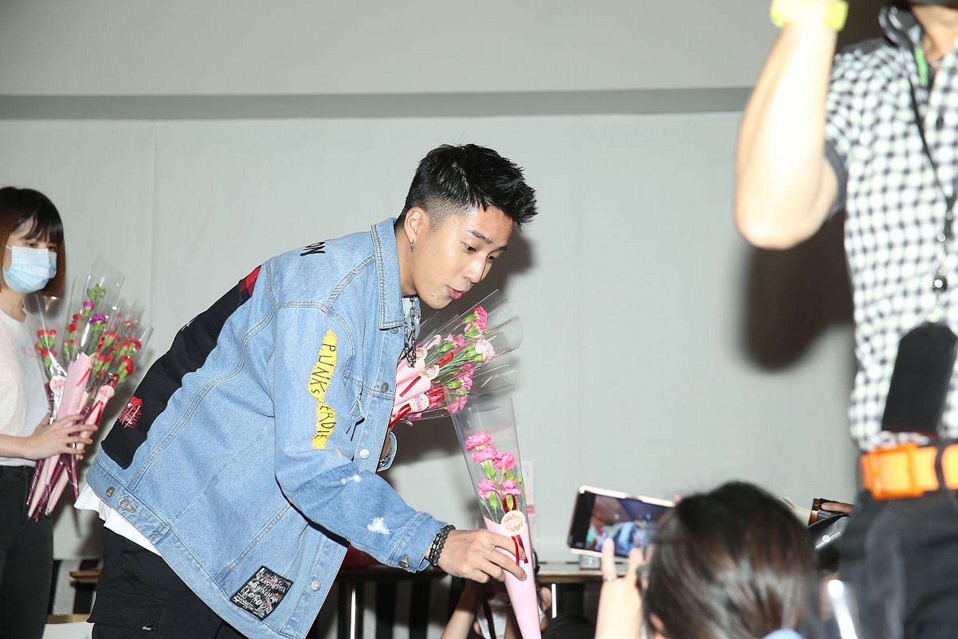 张欣尧被爆睡了旁人的女友之后,本以为他的粉丝会因为塌房义愤填膺