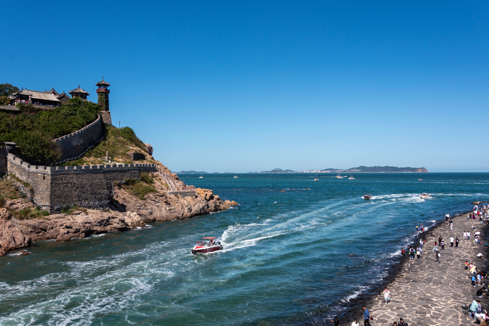 蓬莱阁位于中国山东省烟台市蓬莱市,是著名的旅游景点,以历史悠久