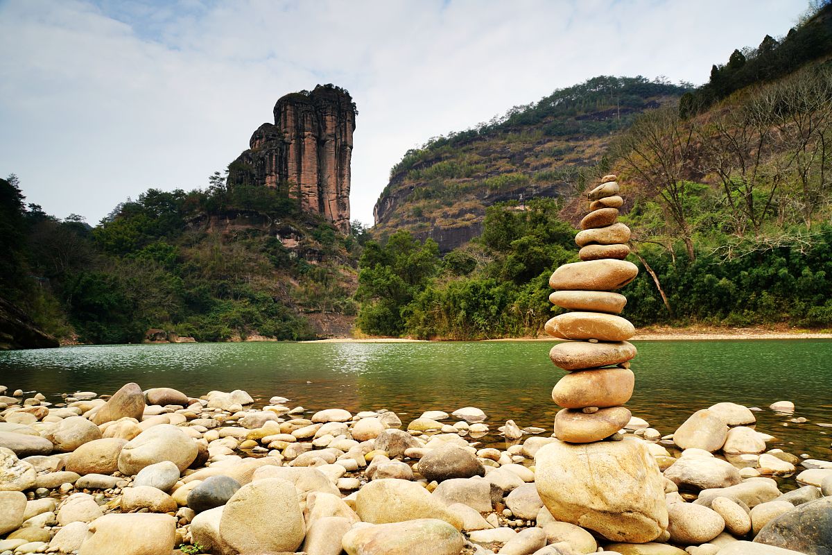 听说玉女峰是武夷山的重要景点之一,她亭亭玉立在九曲溪二曲溪南,宛如