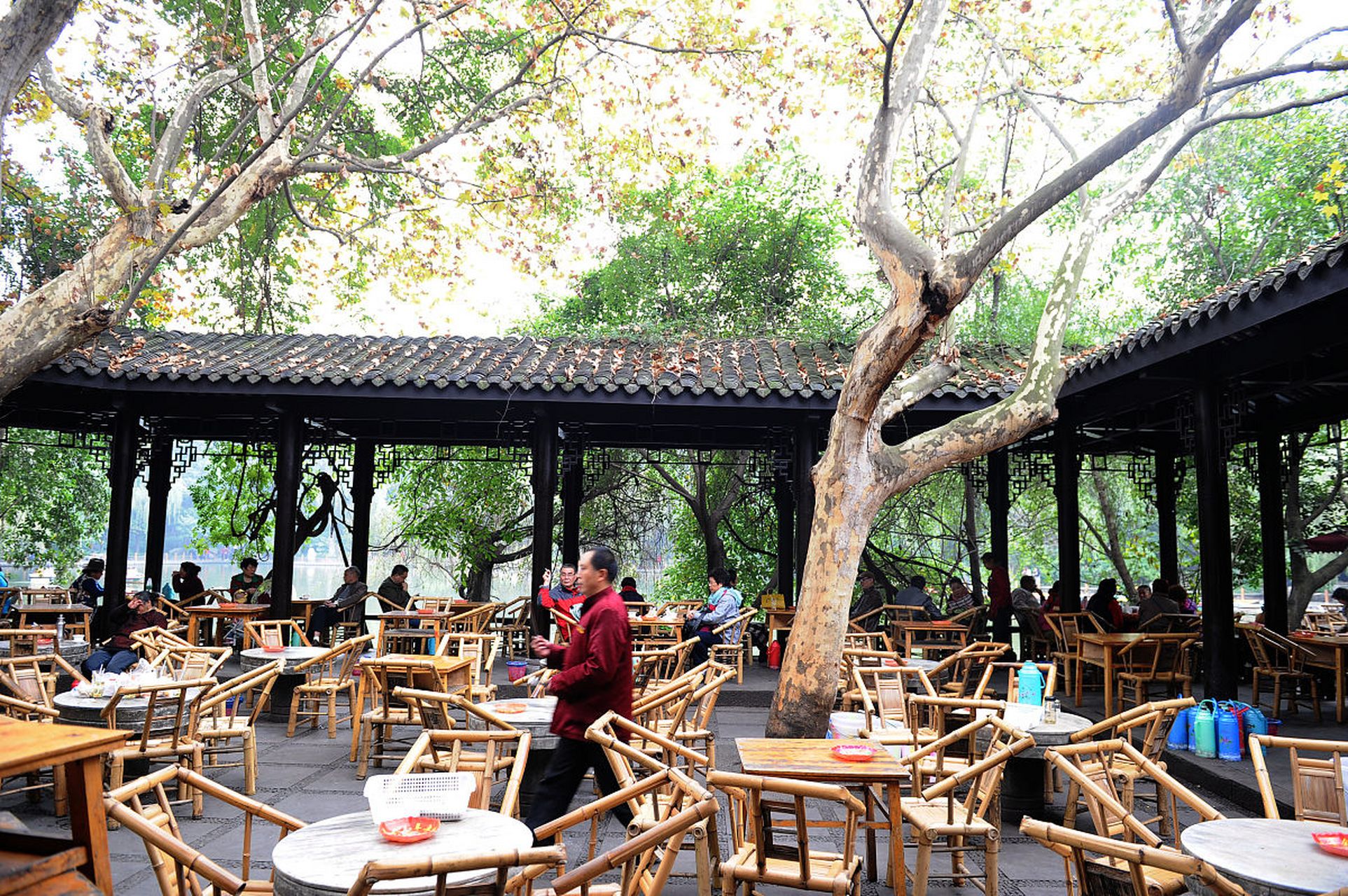 这里的文化可以用八个字概括,"进退自如,浮沉自安".