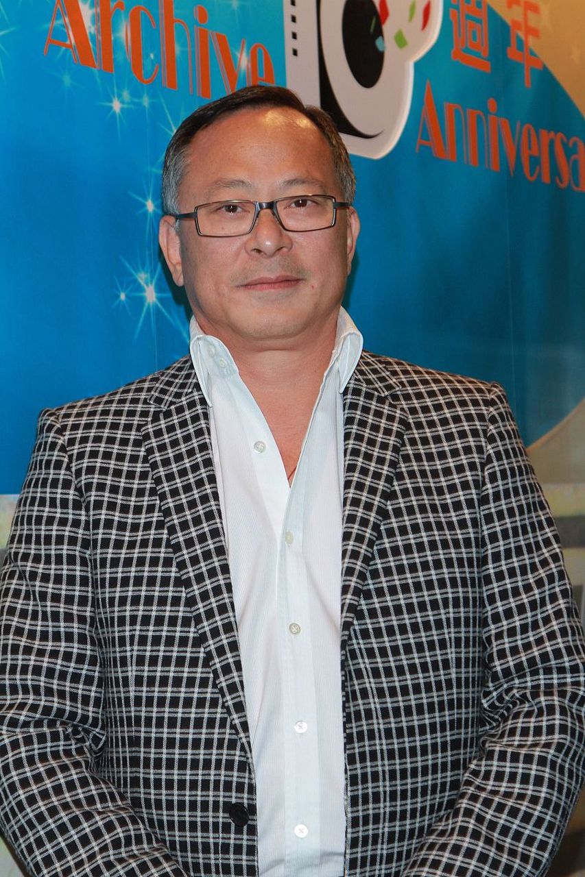 一次采访中,英达说:"我是北京人,60年出生,我的曾祖父原本姓赫舍里