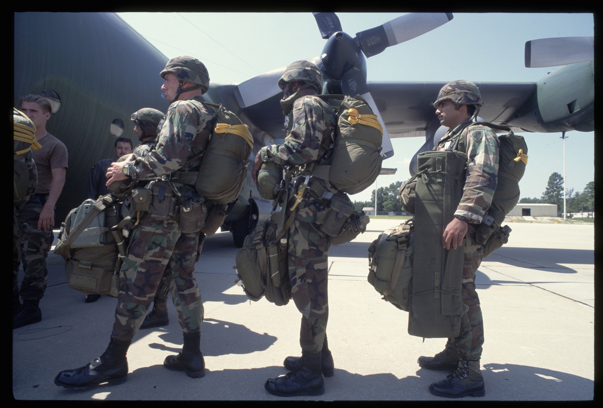 美国特工武装巡逻芝加哥 应对“国内恐怖分子”