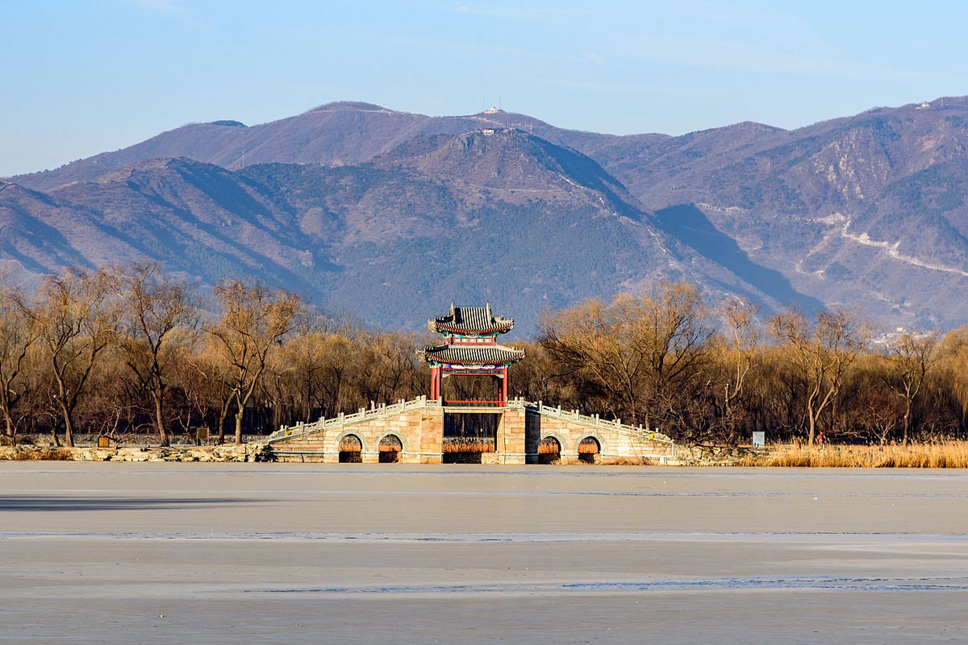 寺口子旅游区,位于宁夏中卫县境内黄河南岸,距离中卫县城50公里.