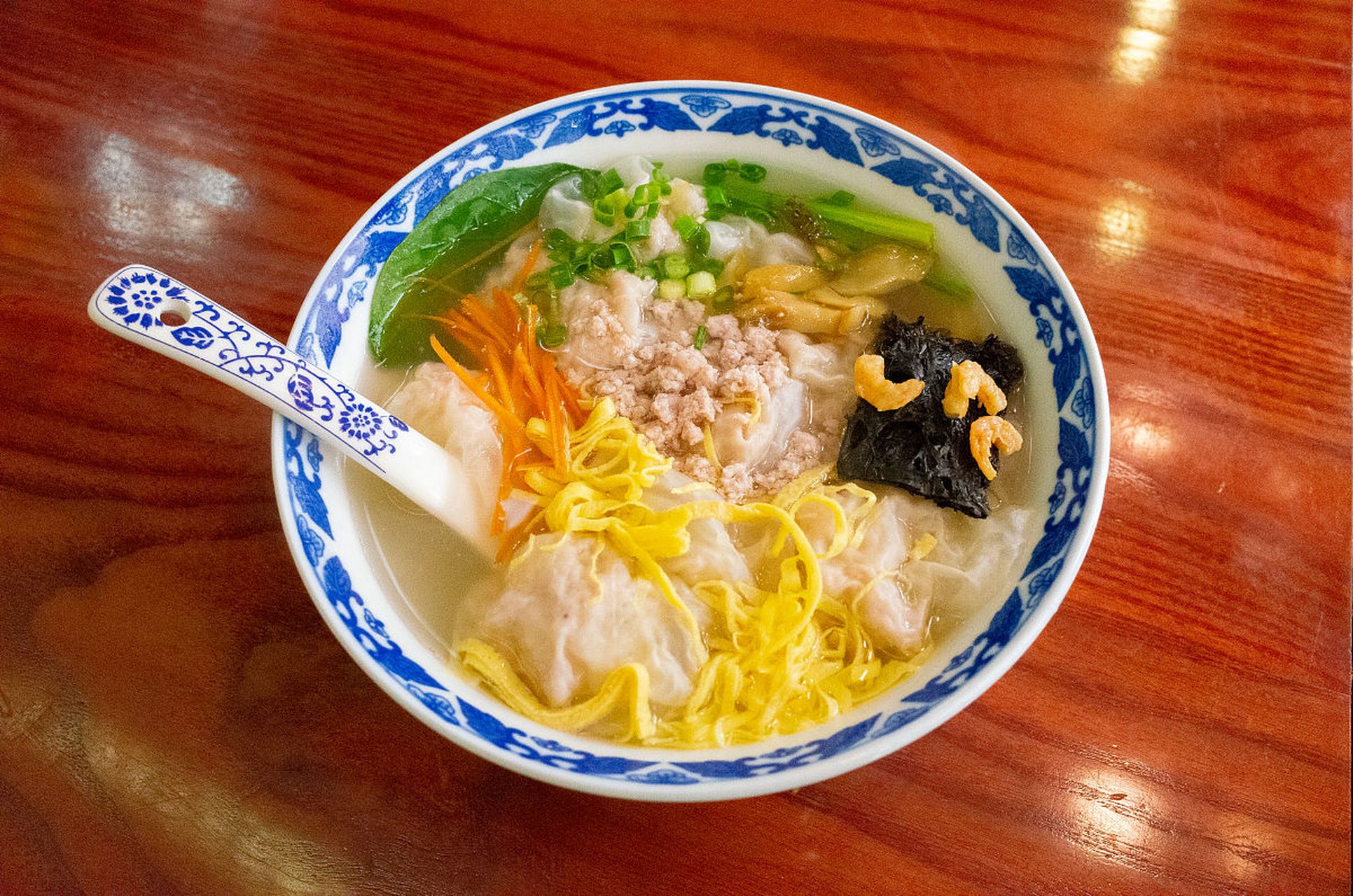 小馄饨也叫绉纱馄饨,是江苏地区传统小吃,皮薄馅嫩,味美汤鲜.