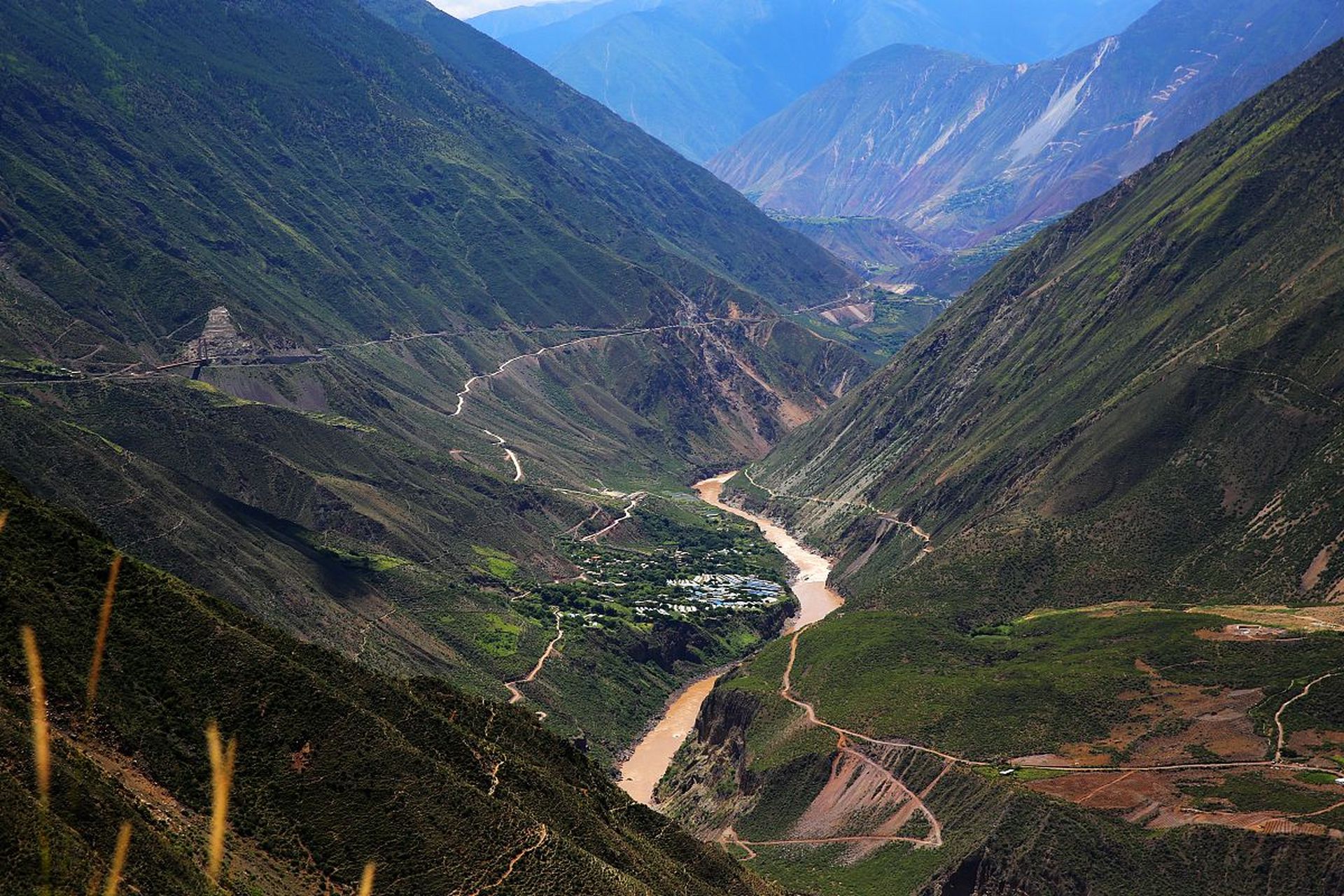 澜沧江大峡谷是中国迪庆德钦县的骄傲,长150千米,是云南省高差最大