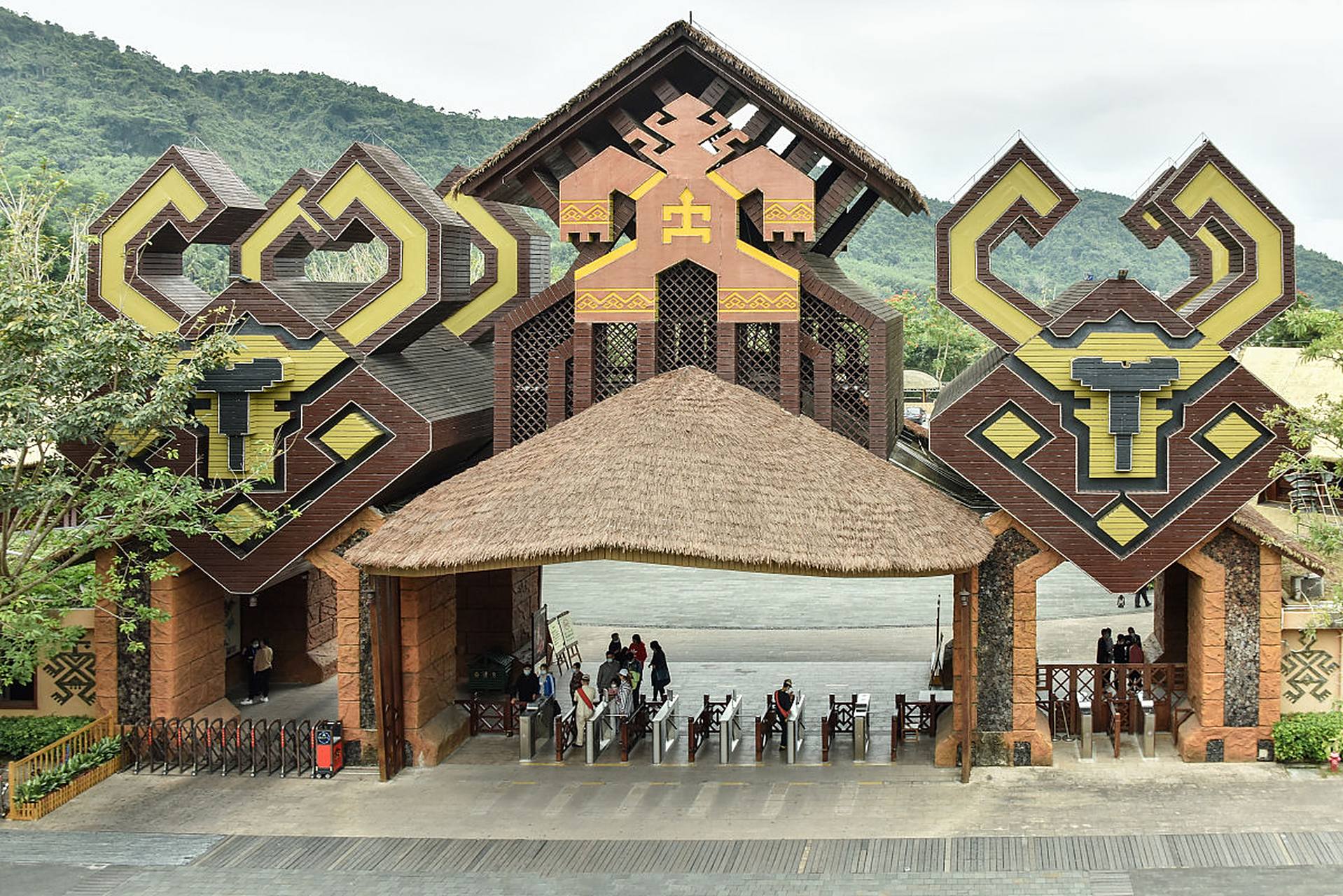 海南槟榔谷黎苗文化旅游区创建于1998年,位于北纬18°,靠近保亭县与