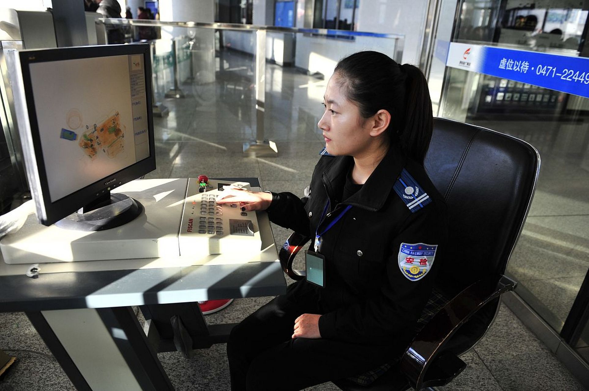 我们出门搭乘公共交通,出入许多大型公共场所,都要通过x光安检仪,很多