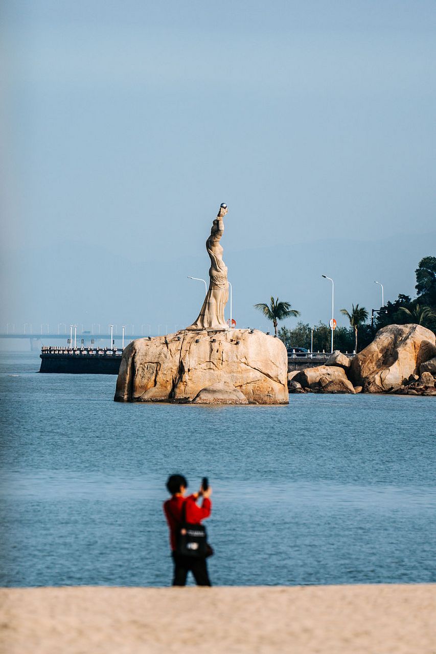 珠海渔女雕像是珠海市的标志性建筑和旅游景点,由著名雕塑家潘鹤设计
