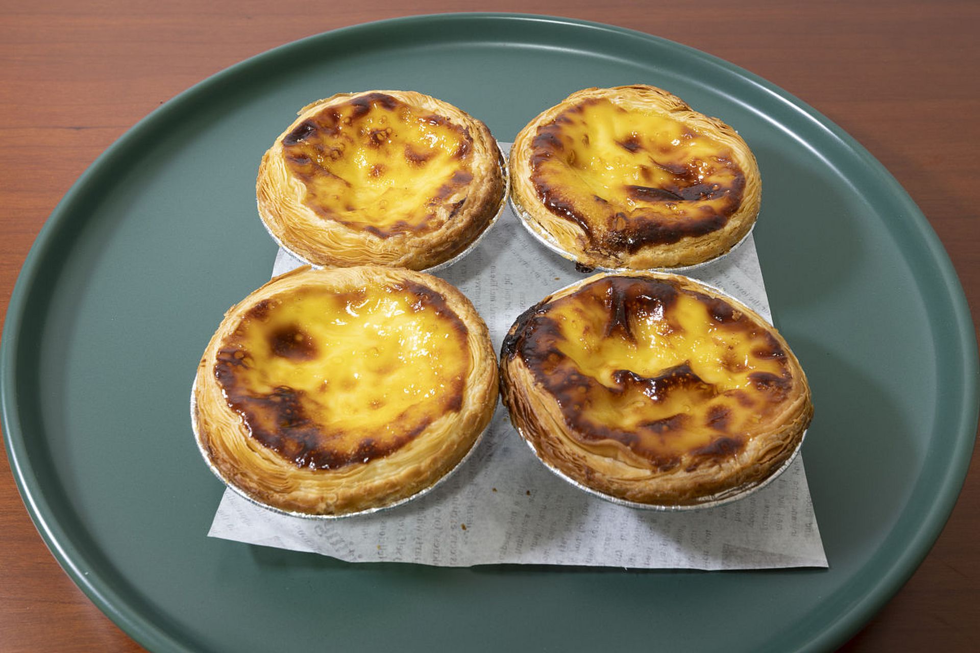 除了传统口味,还有多种变种.[原文:葡式蛋挞,是澳门著名的甜.