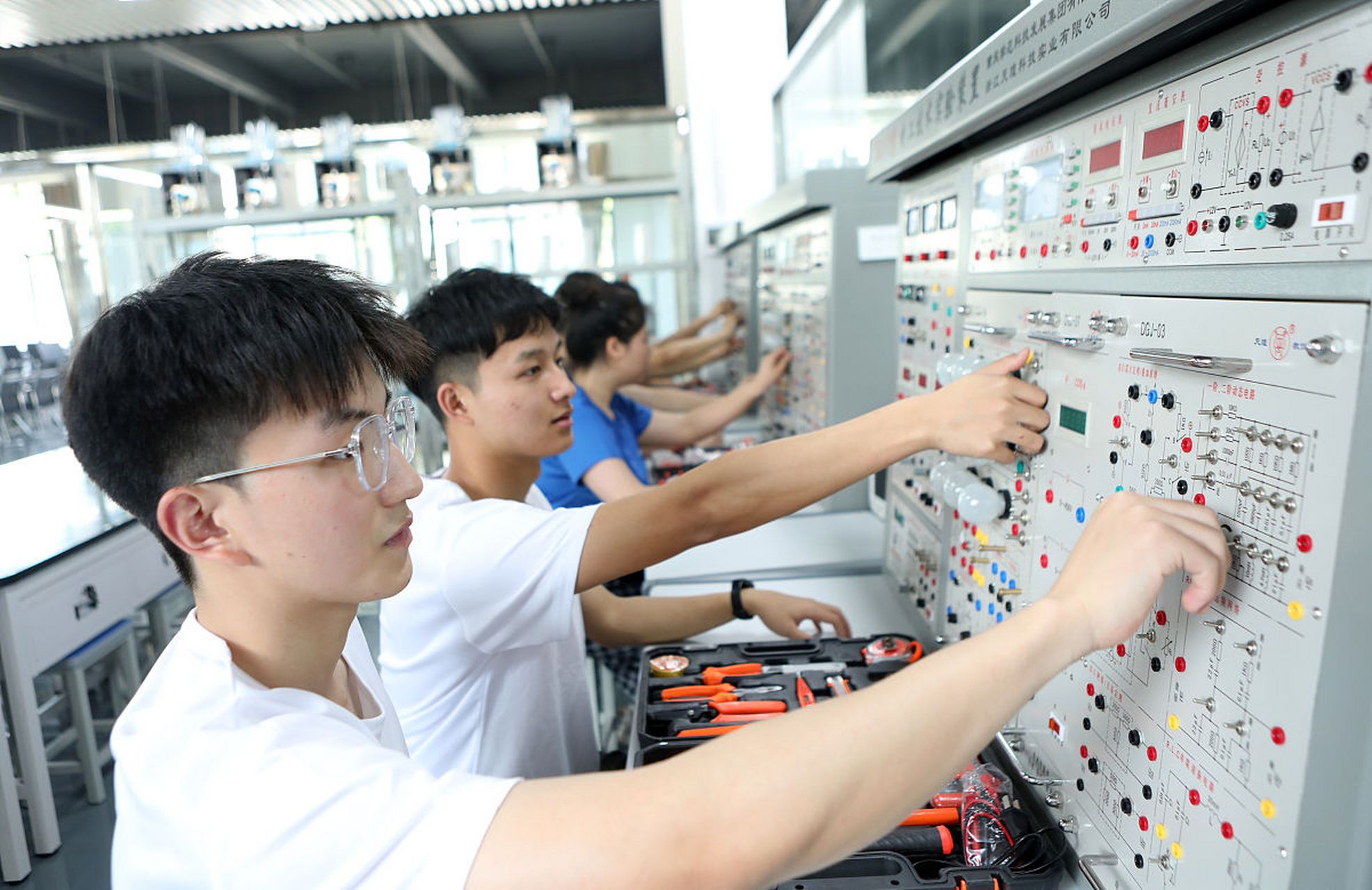 外甥省内理工大学毕业两年了,学的机械设计专业.