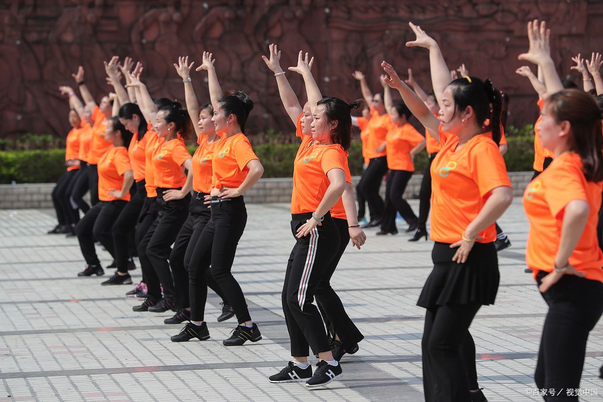 广场舞,这一风靡全国乃至全球华人社区的健身娱乐活动,其背后总伴随着