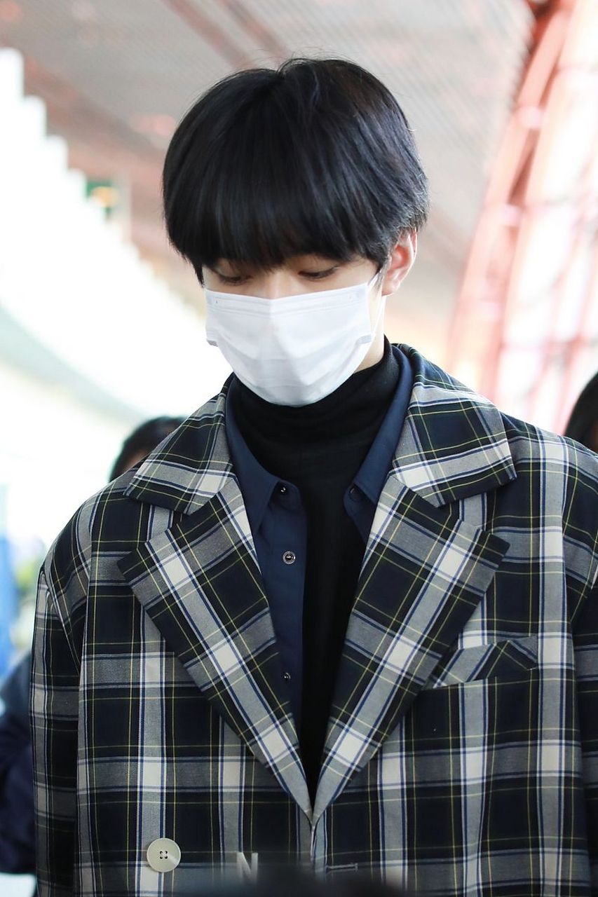 越是素颜的时刻越能检验真正的帅哥!! 刘耀文素颜吃饭状态一整个绝了!