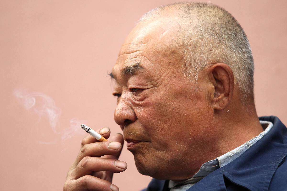 同车厢一位大叔匆匆下站. 透过车窗只见他在站台上悠然的点燃一根烟