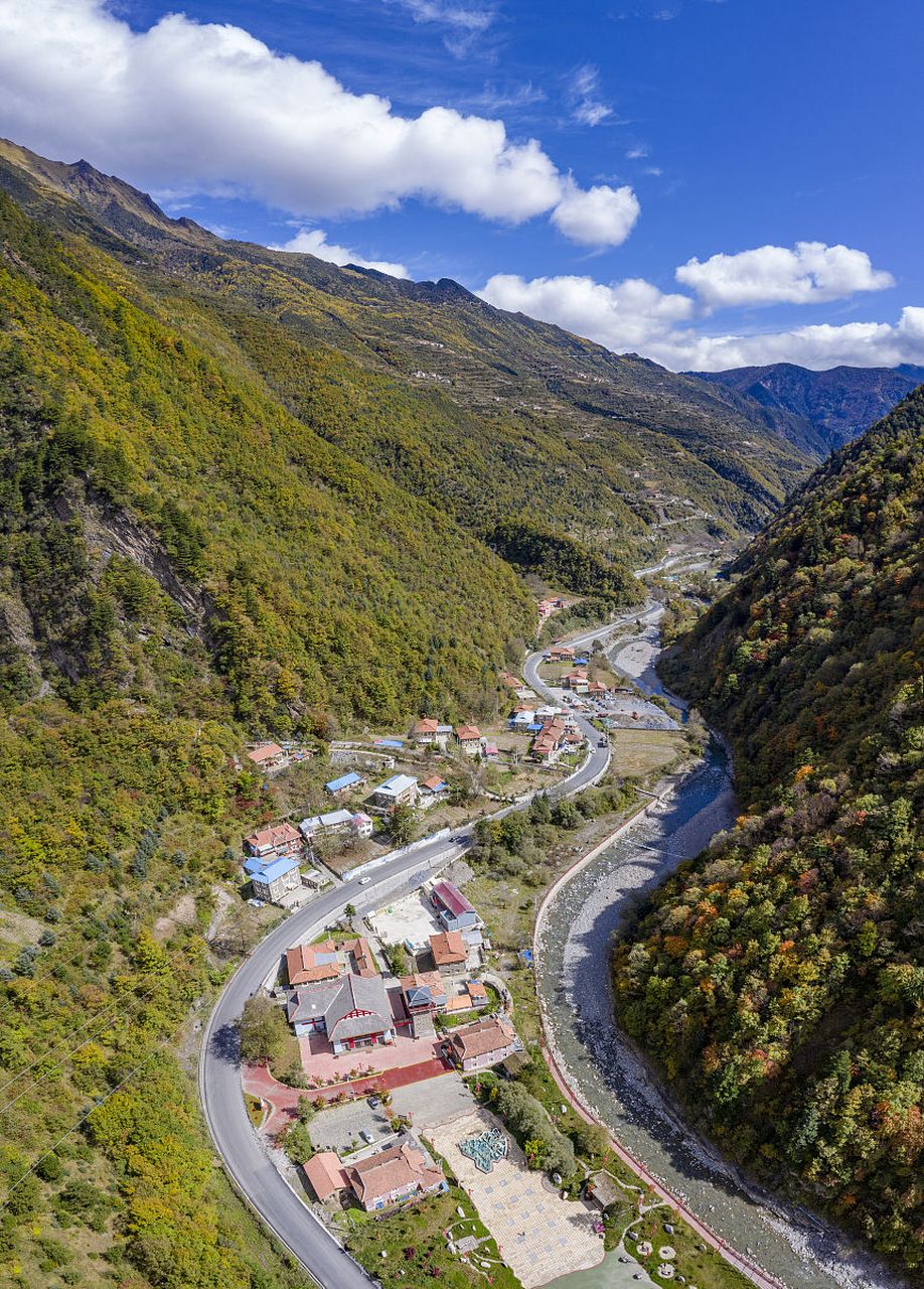 一直想去看看藏羌走廊的风光,听说黑水县东大门坐落着一座古老而神秘