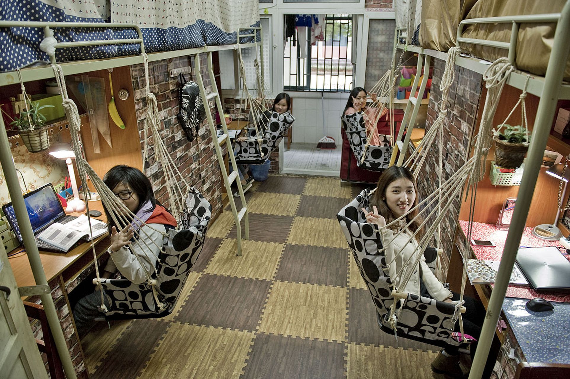 因此,处理好宿舍关系,不仅关系到我们的学习与生活,更影响着我们心灵