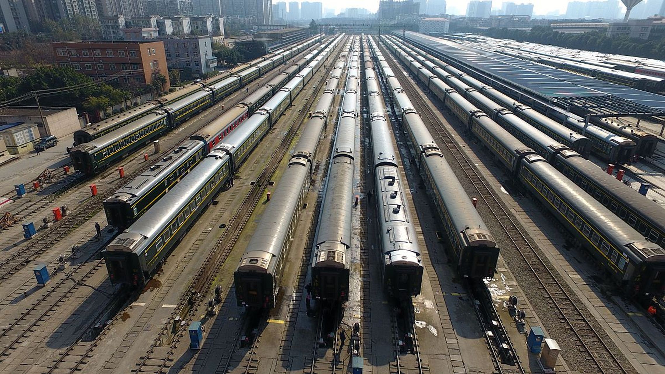 郑州北站,这座亚洲最大的列车编组站,宛如中国铁路的脉搏,跳动着繁忙