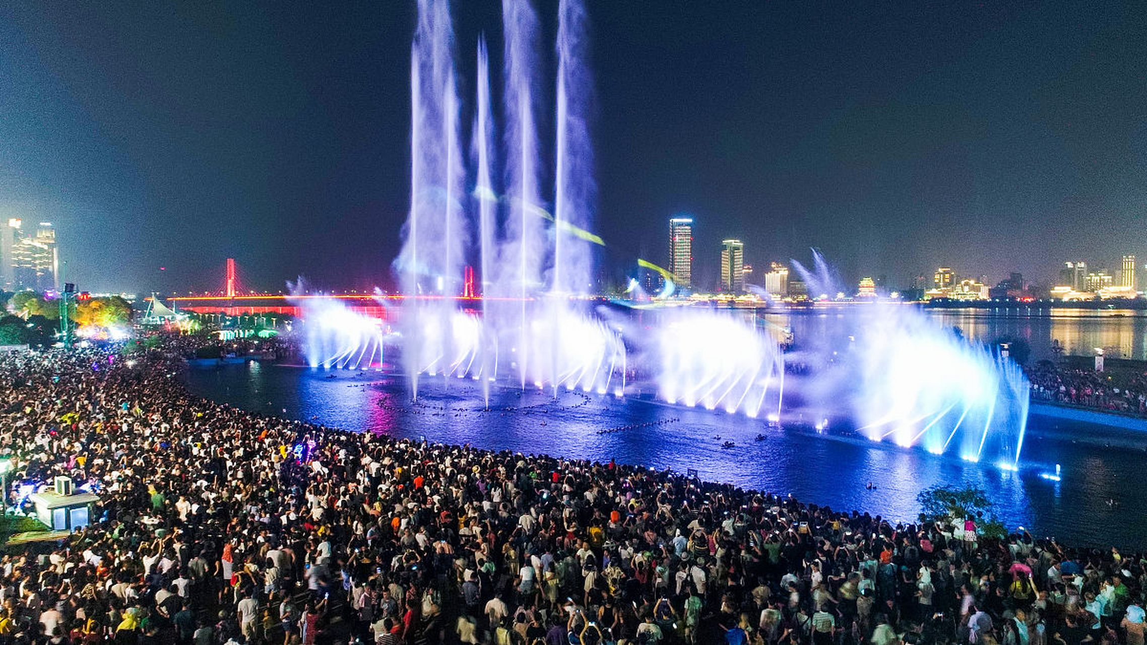南昌市周边有许多美丽的景点,包括庐山西海,梅岭,安义古村,南昌之星游