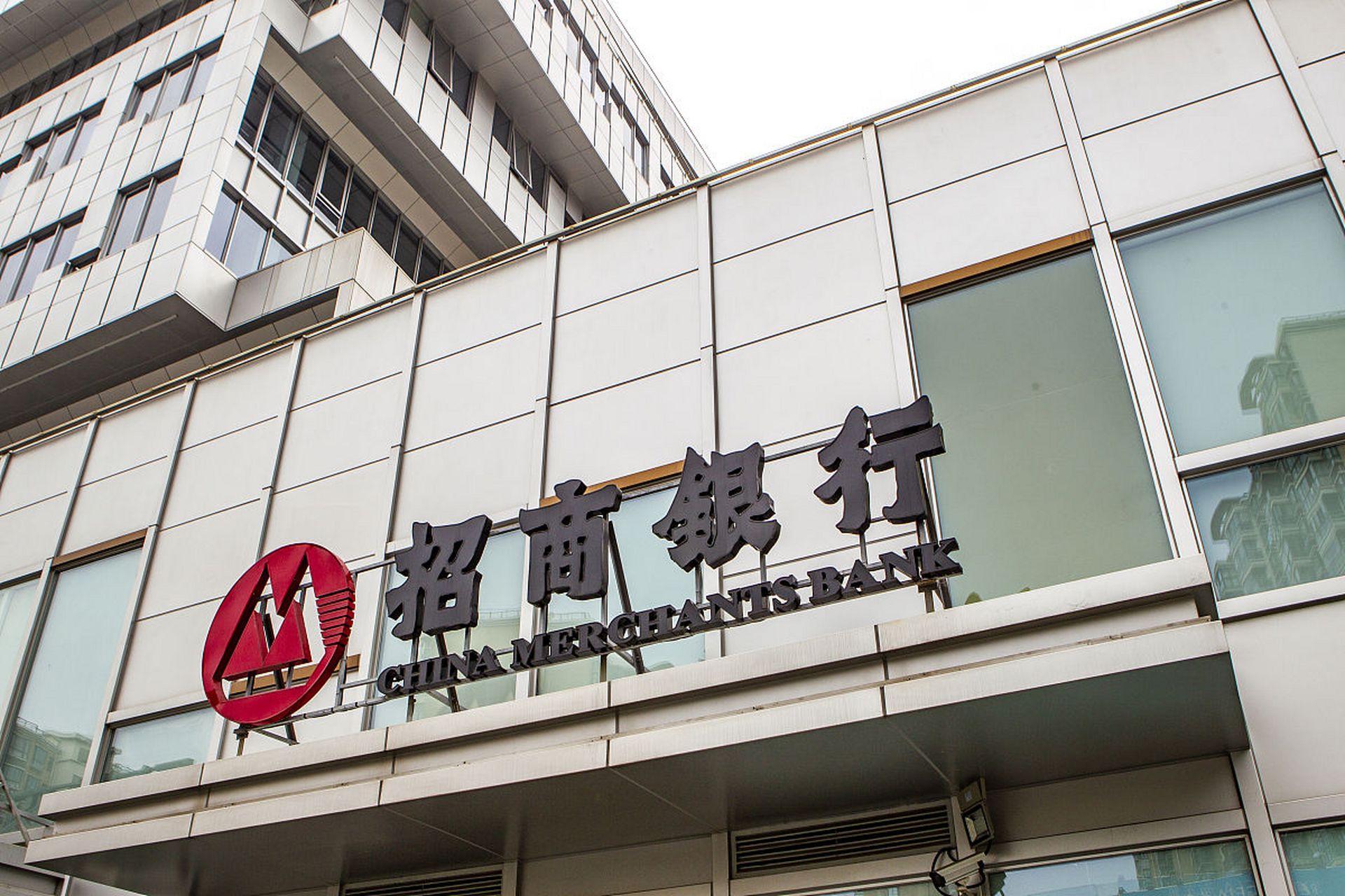 进入广州农商银行工作的最佳规划是选择广东金融学院的金融专业,该