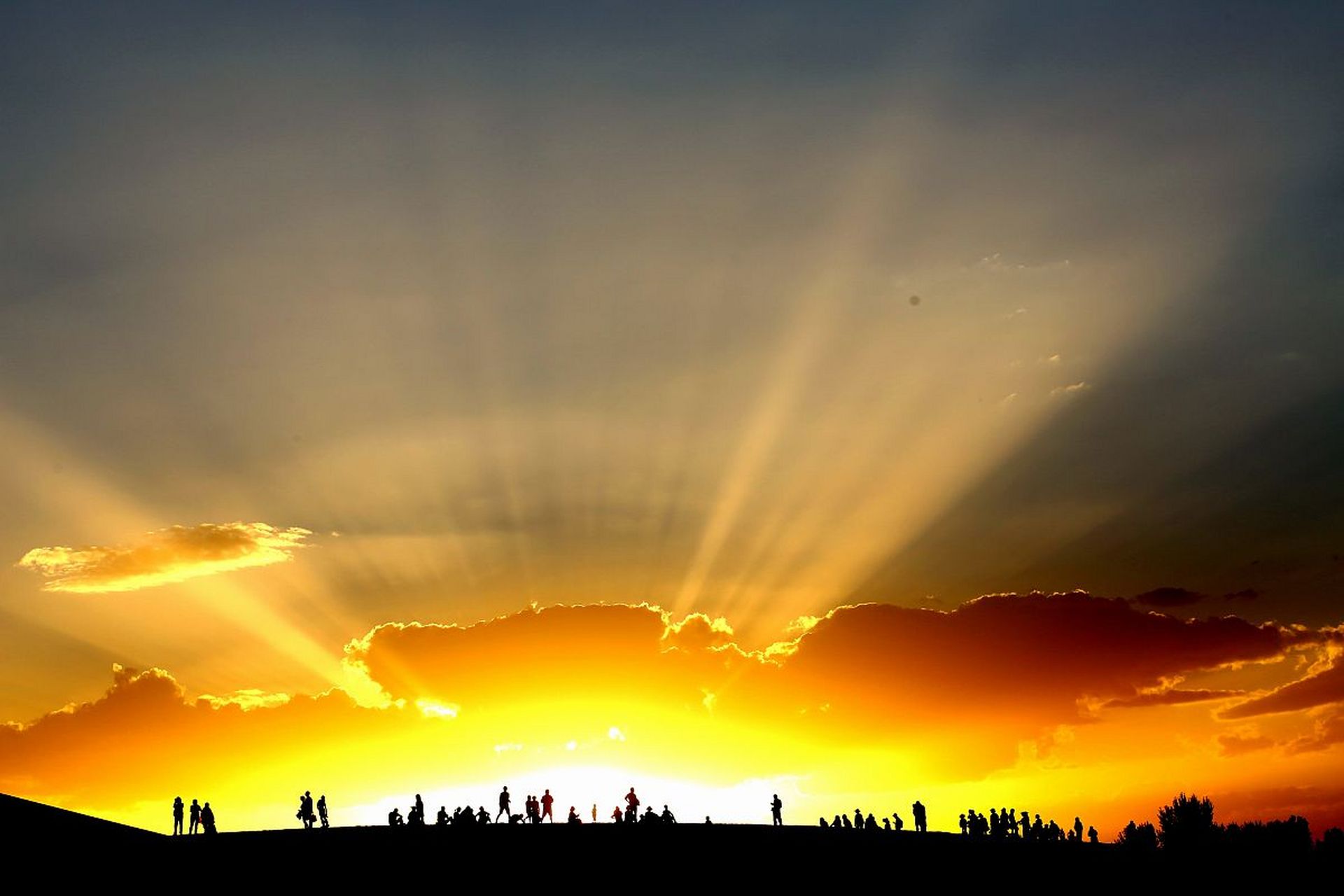 新疆丁达尔奇观似金光万缕#近日,新疆伊犁特克斯县.