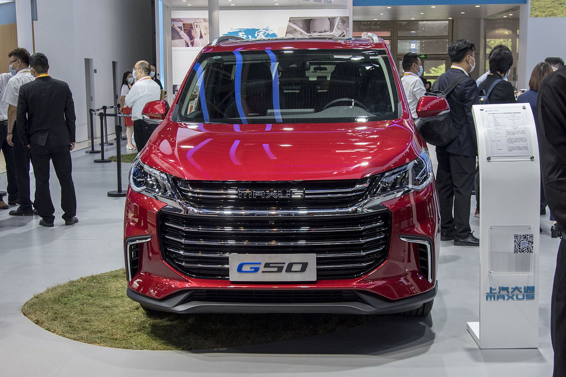 上汽大通d60是中型suv,外观时尚大气,内饰精致,搭载高效动力系统,空间