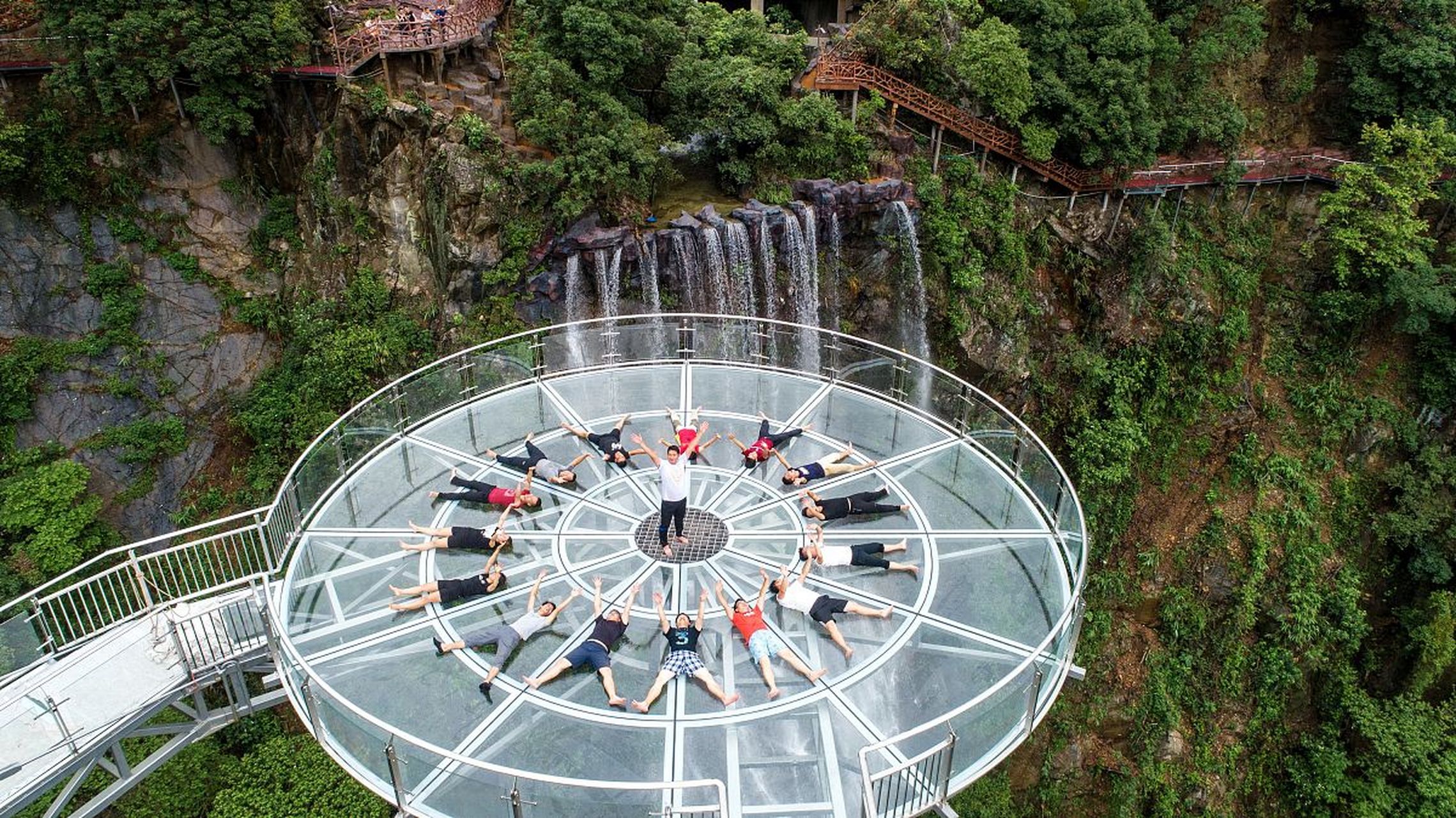 古龙峡云天玻霸游客可以乘坐单级户外扶梯,一路直达云天玻霸的玻璃桥.