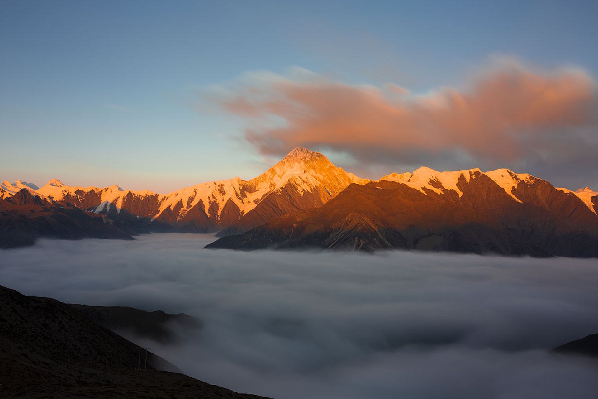 贡嘎山,为横断山系大雪山主峰,被当地人称为木雅贡嘎.藏语的"贡"是冰