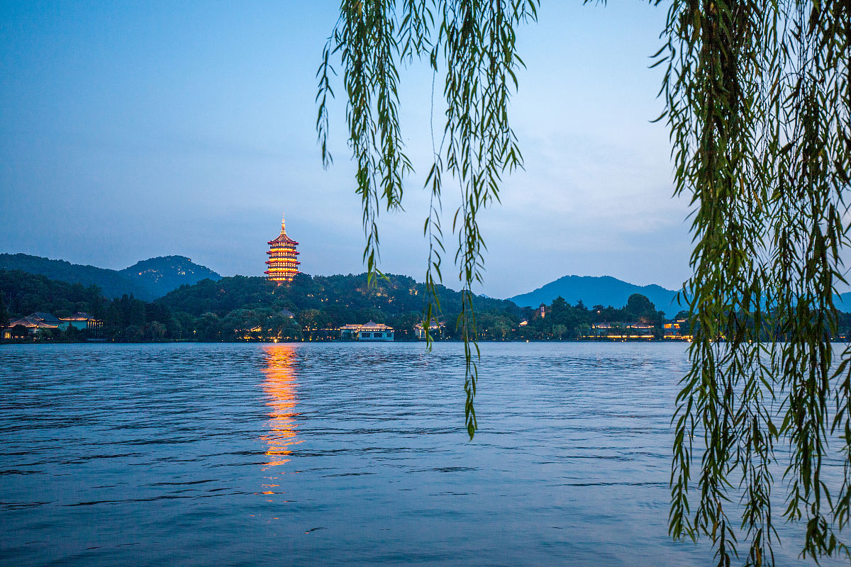 西湖雷峰塔:历史的烙印与时代的风采