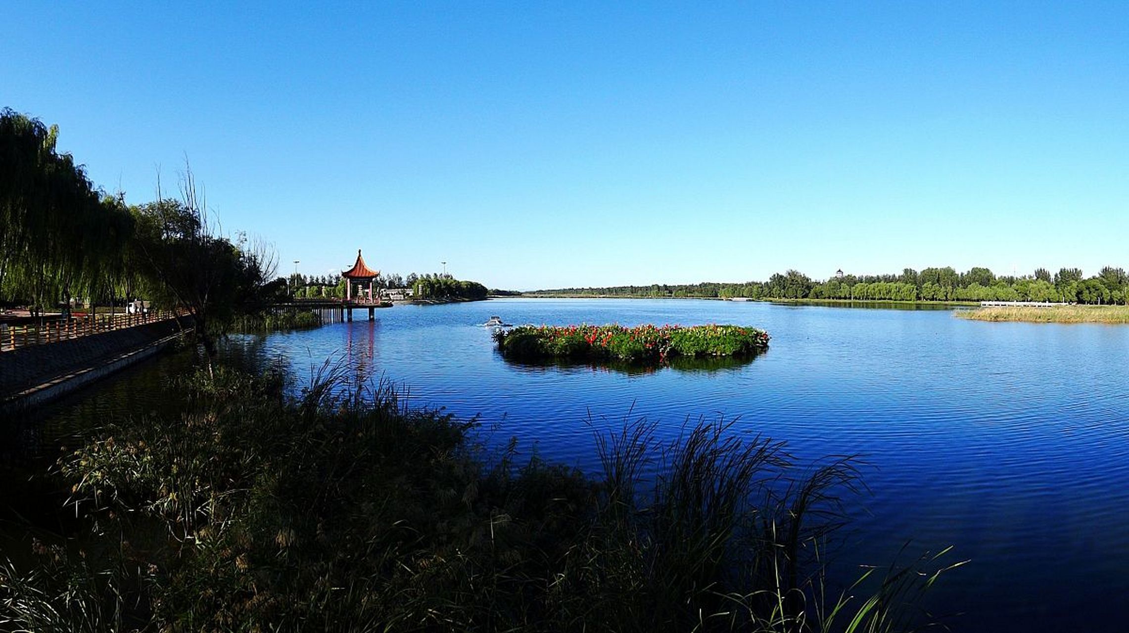 梅河口是吉林省东南部的一个旅游胜地,拥有海龙湖公园,鸡冠山风景区等
