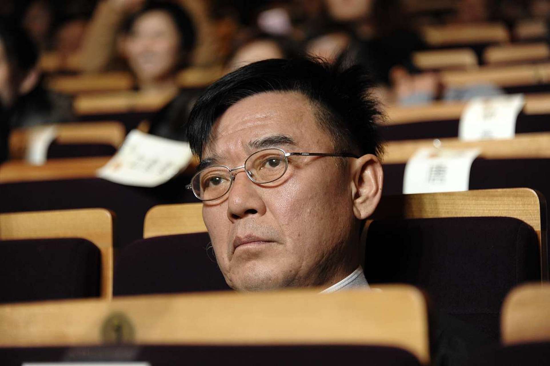 著名演员李立群抱怨杭州看病太贵两个星期住院费20多万,在老家台湾治