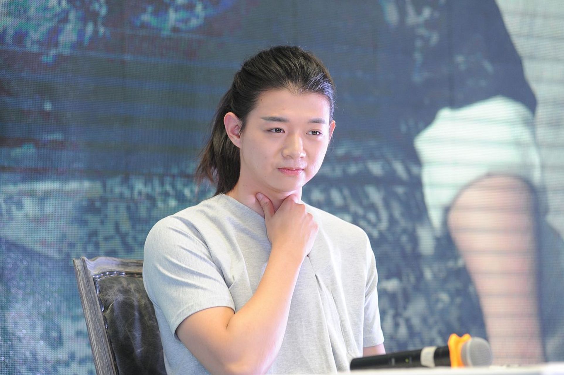 这意味着霍尊结束了长达两年多的退圈期,重新回归舞台.