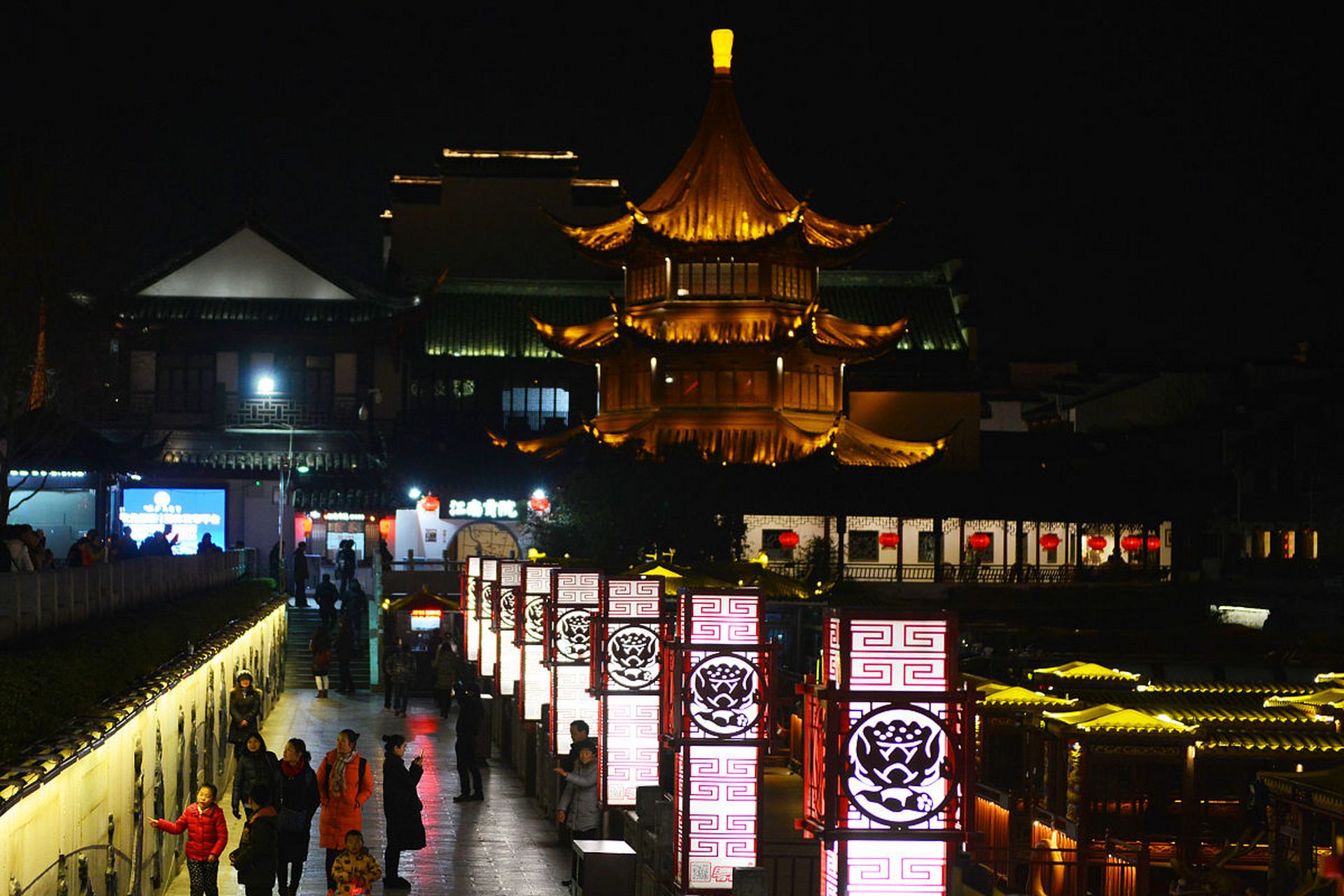 南京南站附近夜景最漂亮的地方推荐: 1.