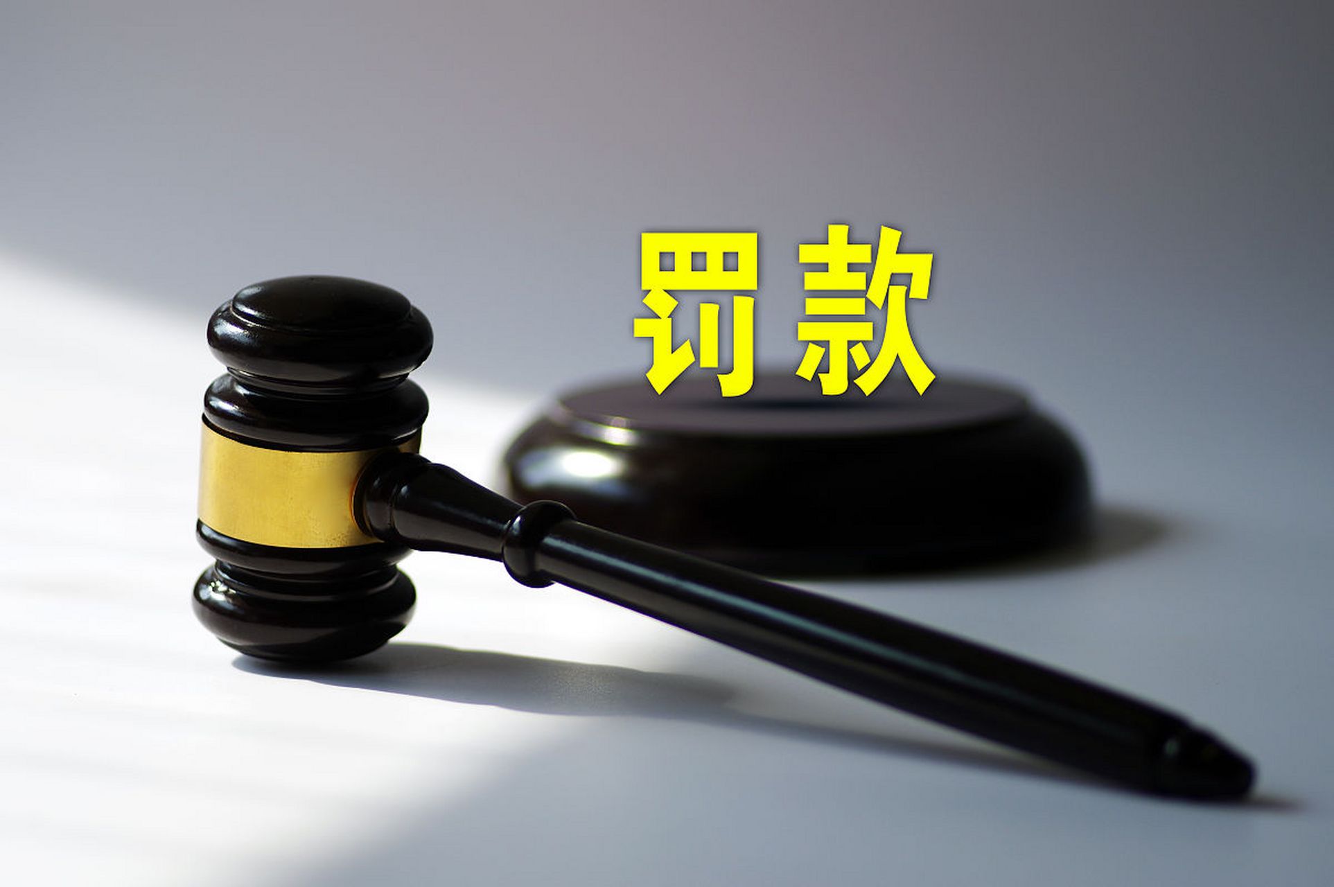 江西一名原县委书记胡健勇因贪污,受贿等罪名被判无期徒刑,但近日却
