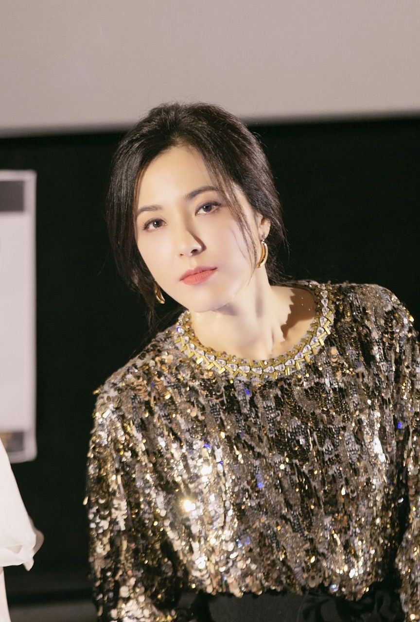 跟章子怡,袁泉,秦海璐,胡静,张彤是同班同学,班里可谓美女如云,但曾黎