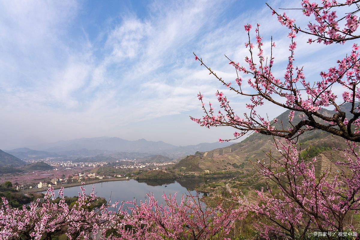 桃花江以其独特的自然风光和文化背景吸引了众多游客.