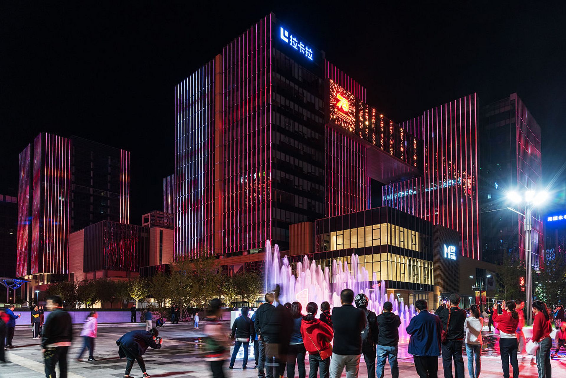 夜晚的郑州大卫城是个充满生机和活力的地方!