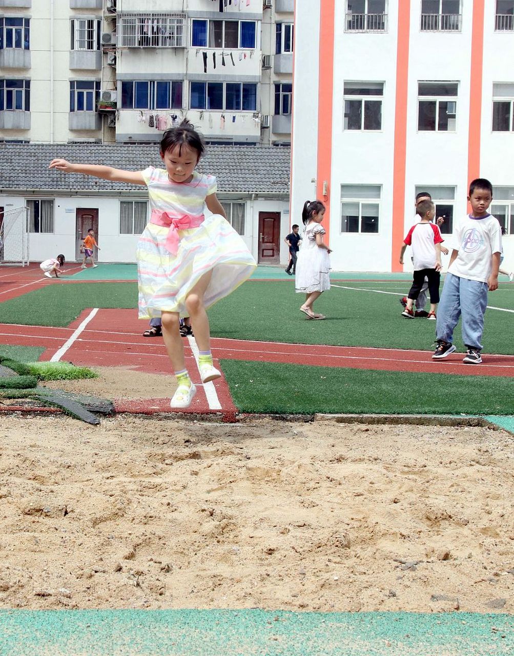 小学生裤子掉了图片