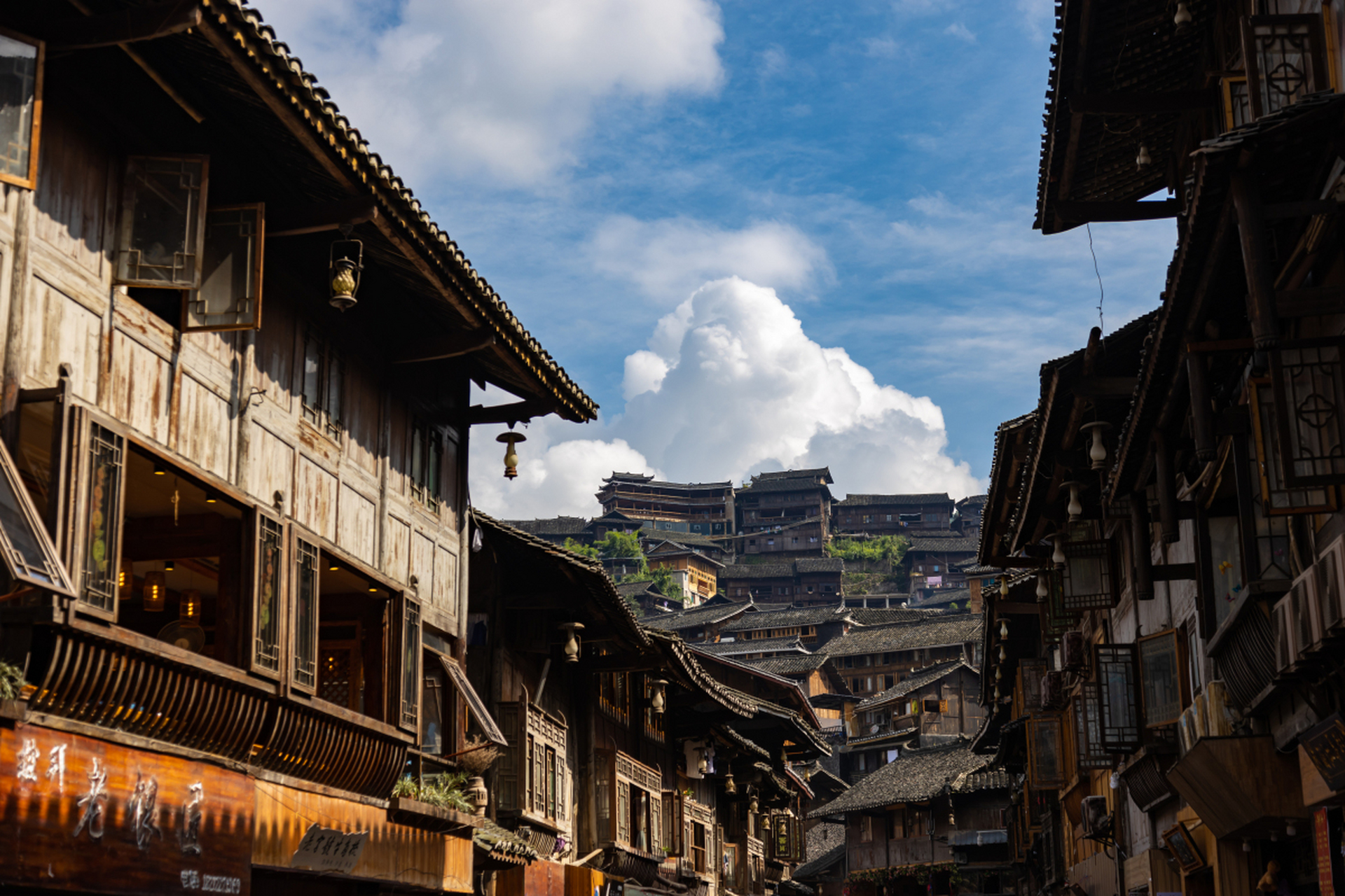 在贵州省雷山县,有一座中国最大的苗族聚居村寨——西江千户苗寨94