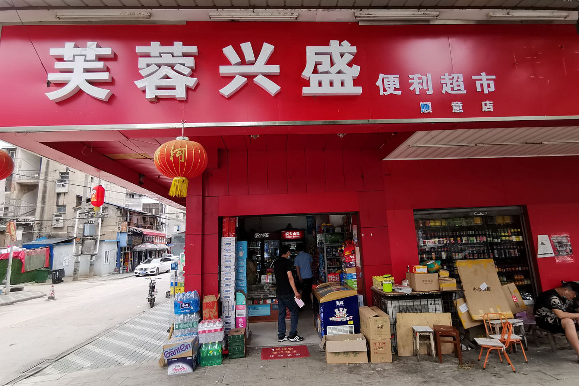 一个开小卖部的,自己不掏一分钱,靠服务同行一